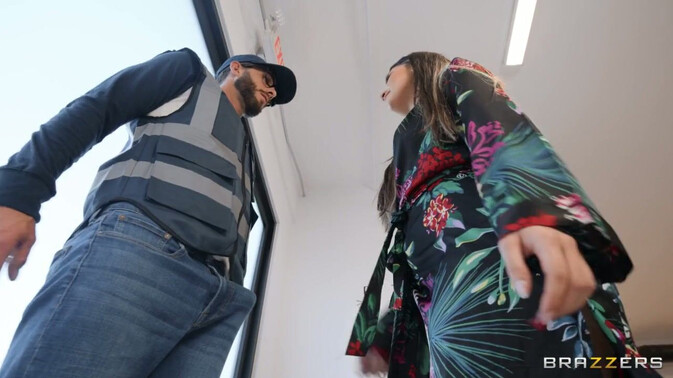 Brazzers - Lucas Frost - Aria Lee - Chloe Surreal - Brunette Bombshell Delivery / 29.12.2022