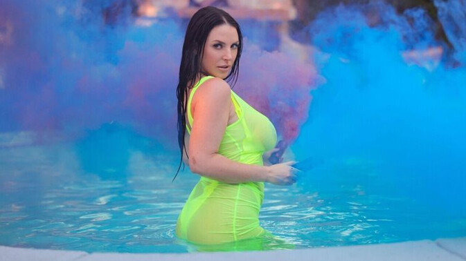 Brazzers - Angela White - Xander Corvus - Bikini Babe Gets Soaked / 09.12.2022