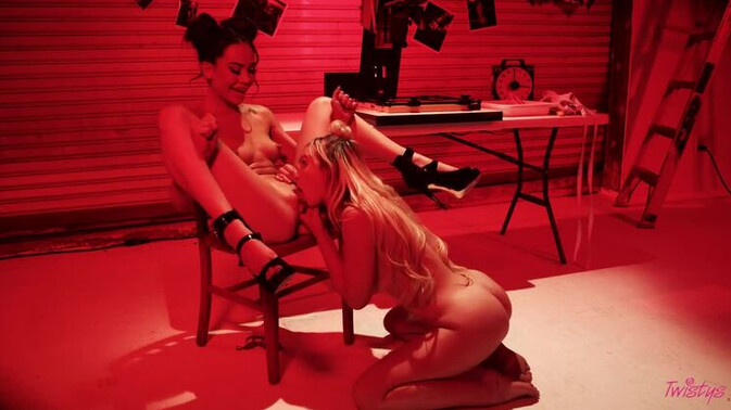 Twistys - Sabina Rouge - Lilly Bell - Blonde vs Brunette in the Darkroom / 01.10.2021