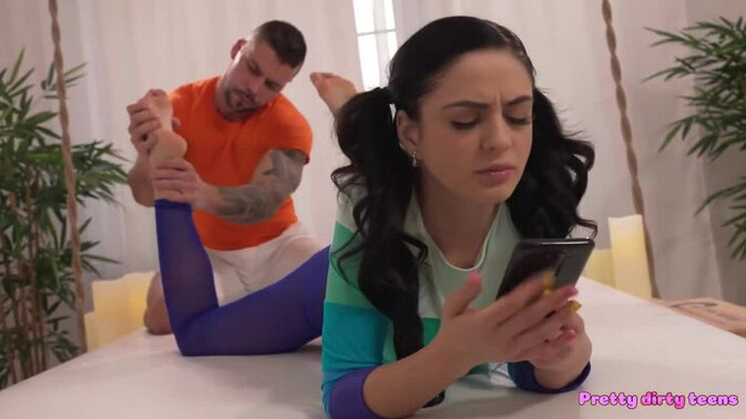 Pretty Dirty Teens - Mia Trejsi - Teen Brunette Mia Trejsi Gets Fucked On The Job / 26.07.2021