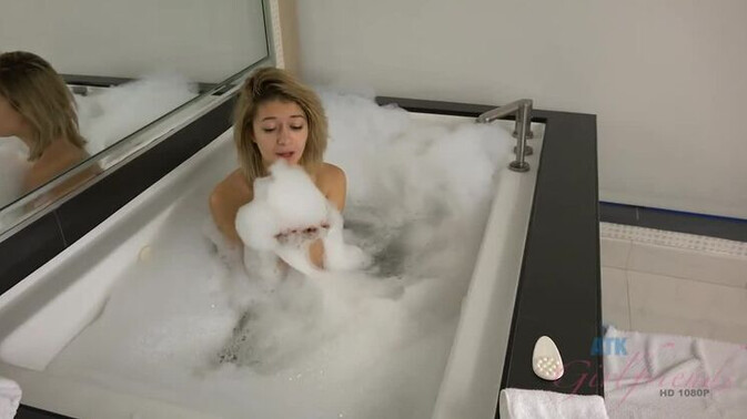 ATK Girlfriends - Izzy Bell - Izzy Bell Amateur Pussy in the Bathtub / 26.06.2021