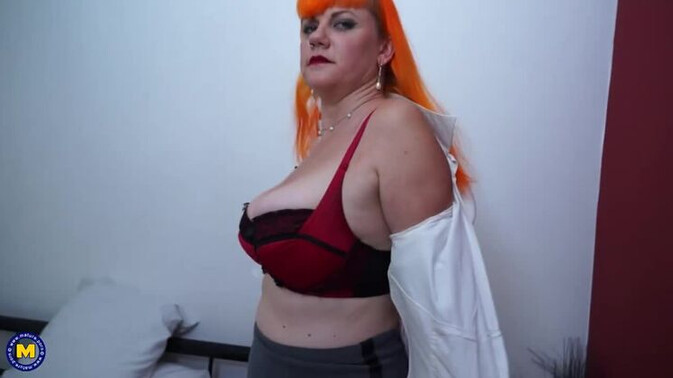 Mature.nl - Velvetina Fox - British Redhead Velvetina Fox Masturbates with Velvet Touch / 09.06.2021