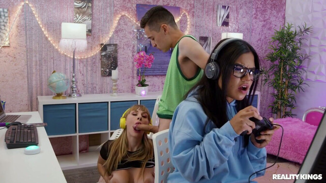 Hot Girls Game - Juan Loco - Angel Youngs - Sexy Streamer Angel Gets Facial from Juan Loco / 25.05.2022