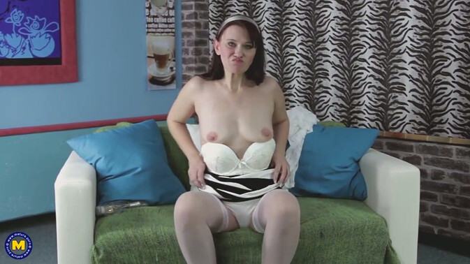 Mature.nl - Violetta B. - Violetta B. Mature and Naughty - Solo Playtime / 11.05.2021