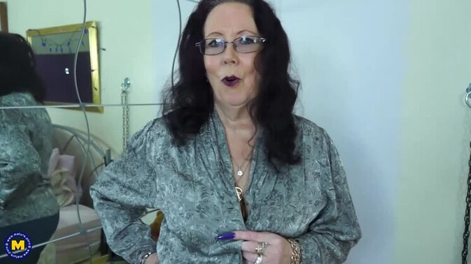 Mature.nl - Zadi - Brunette Zadi's Stocking Clad Solo Adventure / 09.05.2021