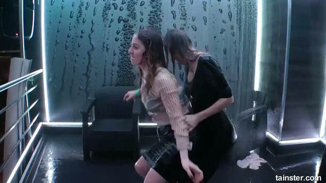 Tainster - Scandalous Shower Scene: Big Tits and Blonde Beauties / 19.04.2021