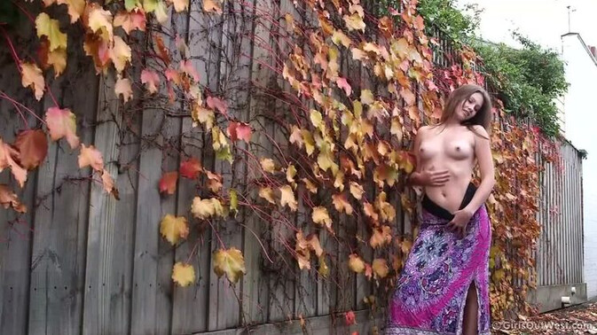 Girls Out West - Maddison - Pissing and Playing: Maddison's Solo Romp / 07.04.2021