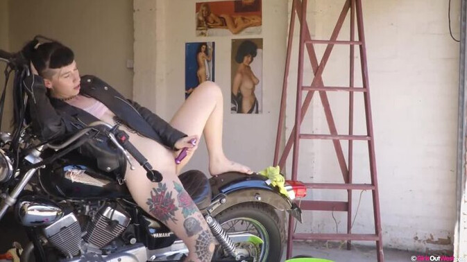 Girls Out West - Big Booty Salem Toys Around / 01.04.2021