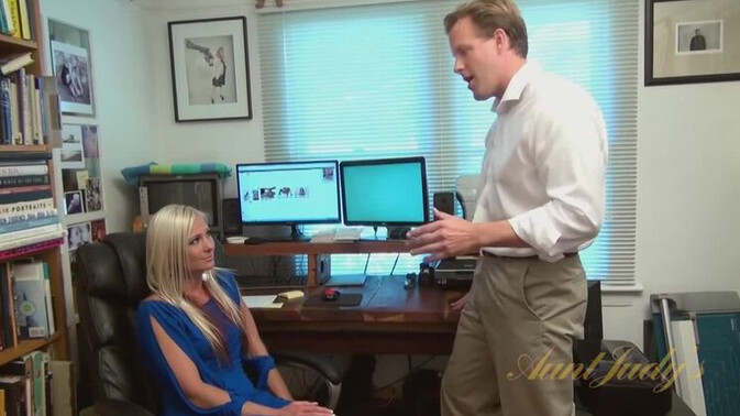 Aunt Judys - Elizabeth - Facial Frenzy with Elizabeth in Stockings / 21.03.2021